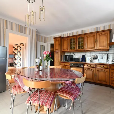 Des Hirondelles Apartment *