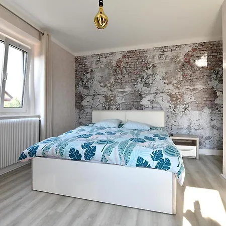Des Hirondelles Apartment *